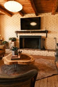 TV a/nebo společenská místnost v ubytování Casita Mistica A Southwest Adobe Field Home