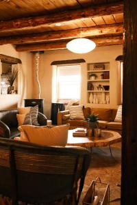 Posezení v ubytování Casita Mistica A Southwest Adobe Field Home