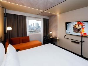 Postel nebo postele na pokoji v ubytování Novotel Warszawa Centrum