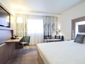 Postel nebo postele na pokoji v ubytování Novotel Warszawa Centrum + 170 fotografií