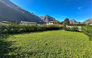 蓬圣马丁2 Bedroom Stunning Home In Pont-Saint-Martin的山地草场 更多19张照片