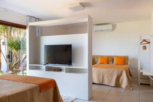 TV a/nebo společenská místnost v ubytování Casa Ilha| beira mar, piscina aquecida, 4 suítes