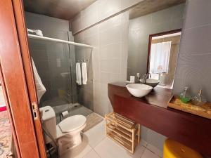 Koupelna v ubytování Casa Ilha| beira mar, piscina aquecida, 4 suítes + 19 fotografií