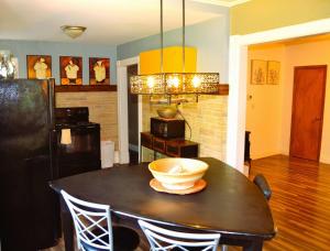 een keuken met een tafel en een kom erop bij 7-Bedroom Retreat Sleeps 13 in East Grand Forks +23 foto's