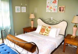 een slaapkamer met een groot wit bed met twee lampen bij 7-Bedroom Retreat Sleeps 13 in East Grand Forks