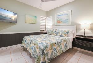 a bedroom with a bed in a room at Salty Shores Secluded Oasis in Englewood