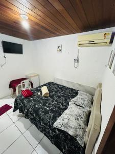um quarto com uma cama em um quarto em Pousada Carimbó em Fortaleza mais 15 fotografias