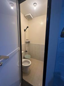 Un baño de Studio Type bnb in Tarlac