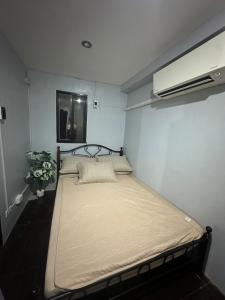Una cama o camas en una habitación de Studio Type bnb in Tarlac