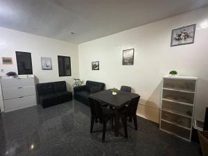 Un lugar para sentarse en Studio Type bnb in Tarlac