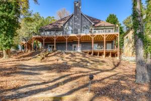 ゲインズビルにあるHome on Lake Lanier with Dock and Water Viewsの丘の上にある大きな家