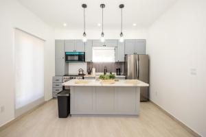 Kuchyň nebo kuchyňský kout v ubytování Sunset Villas