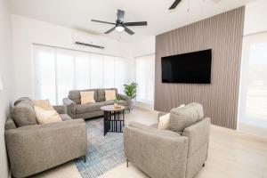 TV a/nebo společenská místnost v ubytování Sunset Villas + 16 fotografií