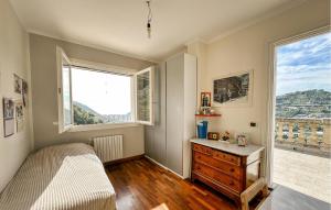 une chambre avec un lit, une commode et une fenêtre dans l'établissement Pet Friendly Home In Vallecrosia, à San Biagio della Cima 21 autres photos