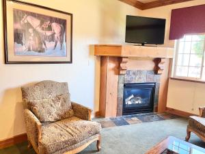 a living room with a couch and a fireplace at Cozy Zermatt Swiss King Villa with Kitchen Near Park City & Deer Valley Ski Resorts - 1089 in Mound City