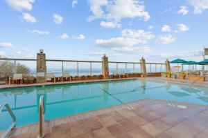ein Swimmingpool mit Blick auf das Meer in der Unterkunft Inn at Spanish Head Resort Hotel in Lincoln City + 29 Fotos