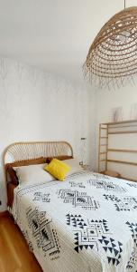 une chambre avec un lit avec une couverture bleue et blanche dans l'établissement La Casa di Angela, à Montepulciano