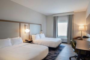 een hotelkamer met twee bedden en een bureau bij Fairfield Inn & Suites Dayton Beavercreek in Beavercreek