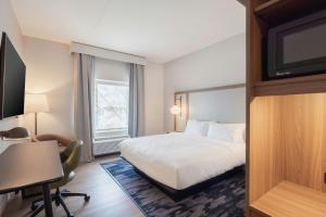 een hotelkamer met een bed en een flatscreen-tv bij Fairfield Inn & Suites Dayton Beavercreek in Beavercreek