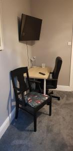 Μια τηλεόραση ή/και κέντρο ψυχαγωγίας στο BUDGET ROOMS - 9 East Grange Drive