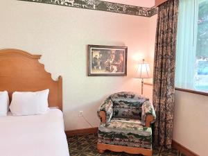 a hotel room with a bed and a chair at Alpine Double Queen Suite Near Park City & Deer Valley Ski Resorts - 134 in Mound City