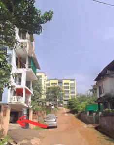 ein vor einem Gebäude geparktes Auto in der Unterkunft palolem beach residency in Canacona