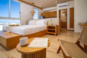 - une chambre avec un lit et une table avec un livre dans l'établissement Greta Puerto Morelos, à Puerto Morelos 40 autres photos