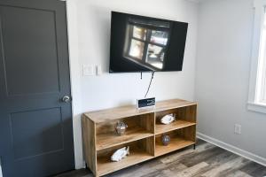 TV/trung tâm giải trí tại Spacious 4BR Luxury Retreat at Fort Walton Beach