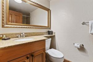 Koupelna v ubytování Relaxing Double Queen Suite Near Park City & Sundance Ski Resorts - 2020 + 10 fotografií