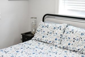 Giường trong phòng chung tại Spacious 4BR Luxury Retreat at Fort Walton Beach