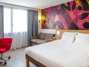 Ένα ή περισσότερα κρεβάτια σε δωμάτιο στο Novotel Barcelona Cornellà +133 φωτογραφίες