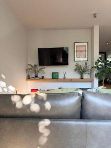 a living room with a couch and a flat screen tv at Bauer Haus in Laborcillas