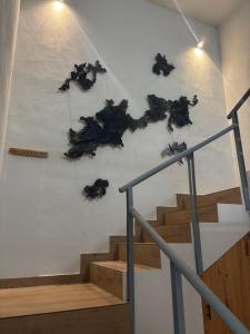 un conjunto de escaleras en una habitación con pared en Bauer Haus, en Laborcillas 22 fotos más