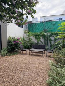 tres sillas y un banco en un jardín en Bauer Haus, en Laborcillas