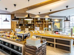 a kitchen with a counter in a restaurant at ibis Hotel Hamburg St. Pauli Messe in Hamburg