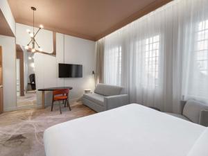 TV a/nebo společenská místnost v ubytování Mövenpick Hotel Budapest Centre