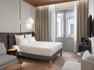 Postel nebo postele na pokoji v ubytování Mövenpick Hotel Budapest Centre