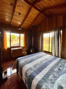 Ένα ή περισσότερα κρεβάτια σε δωμάτιο στο Cabañas Doña Mónica