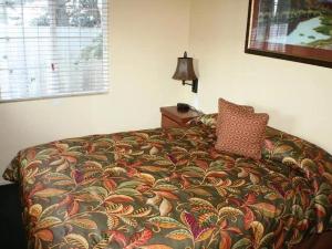una camera da letto con un letto con un cuscino e una finestra di Lighthouse Pointe Resort a Point Arena