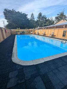 una grande piscina blu accanto a un edificio di Lighthouse Pointe Resort a Point Arena