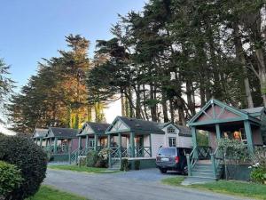 una fila di case con un'auto parcheggiata di fronte di Lighthouse Pointe Resort a Point Arena