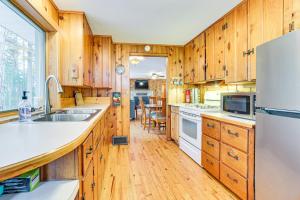 Köök või kööginurk majutusasutuses Extended Stay on Hubbard Lake! Quiet Home with Yard