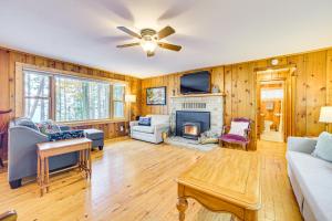 Televiisor ja/või meelelahutuskeskus majutusasutuses Extended Stay on Hubbard Lake! Quiet Home with Yard