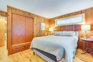 Voodi või voodid majutusasutuse Extended Stay on Hubbard Lake! Quiet Home with Yard toas