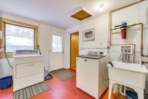 Köök või kööginurk majutusasutuses Extended Stay on Hubbard Lake! Quiet Home with Yard +23 fotot