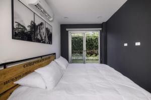 Giường trong phòng chung tại Corporate Stays Urban Flats 1 Bedroom