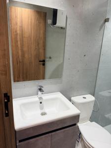 Koupelna v ubytování Suite Bahiya 15 + 19 fotografií