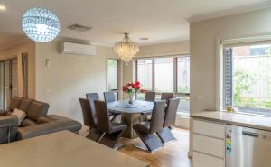 Χώρος καθιστικού στο Modern Spacious 4BR Home by a 24Hour Cafe and IGA Ballarat