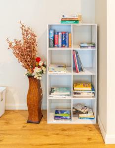 Η βιβλιοθήκη του διαμερίσματος