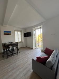 a living room with a couch and a table at Appartamenti reali - I giardini reali in Venaria Reale